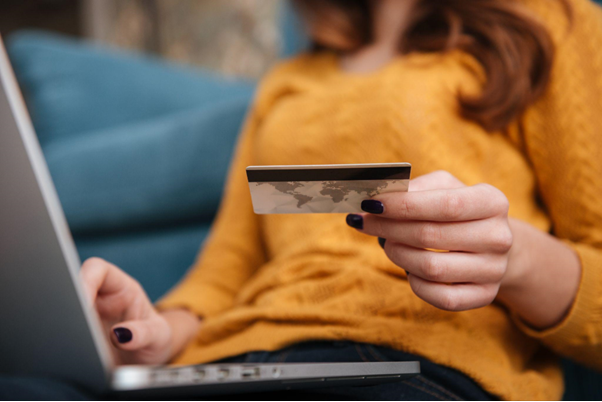 Mulher realizando uma compra online de medicamentos