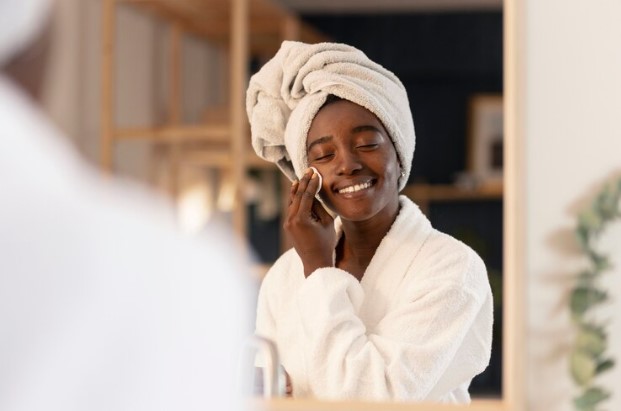 Mulher feliz em sua rotina de cuidados com a pele