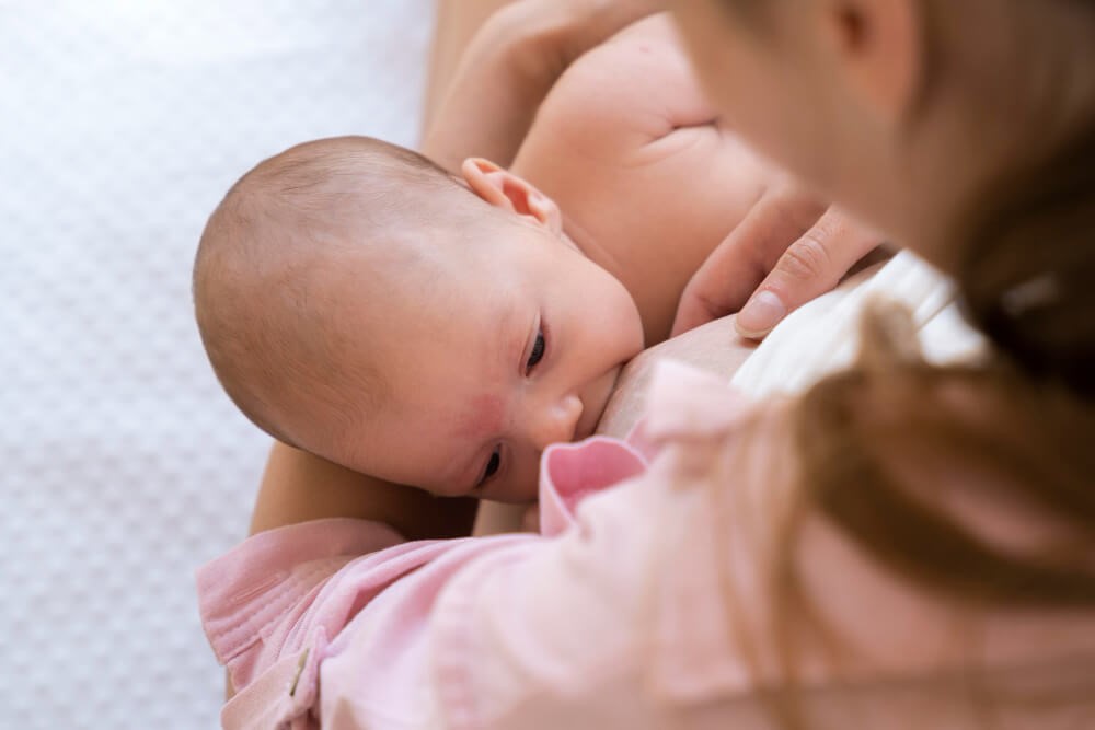 Bebê sendo amamentado e aproveitando os benefícios do aleitamento materno