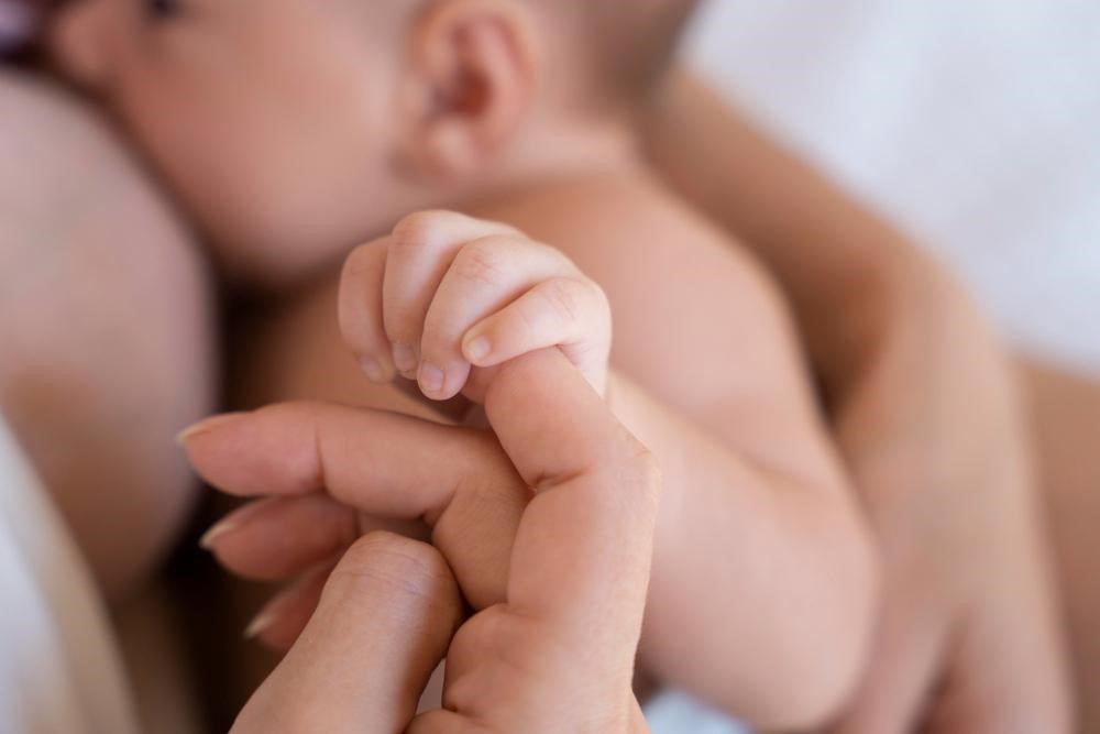 Bebê e mamãe em um momento de carinho enquanto aproveitam os benefícios do aleitamento materno.