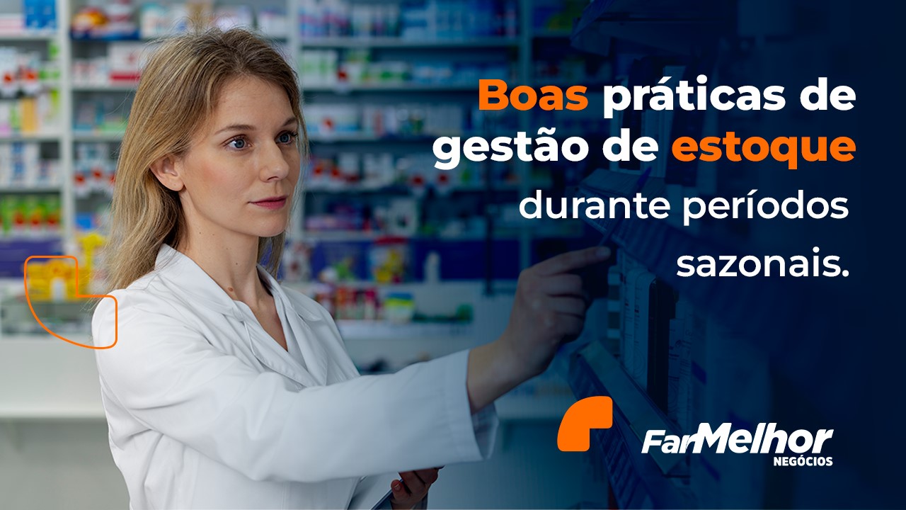 Mulher com jaleco branco organizando produtos em uma prateleira de farmácia, destacando boas práticas de gestão de estoque durante períodos sazonais.