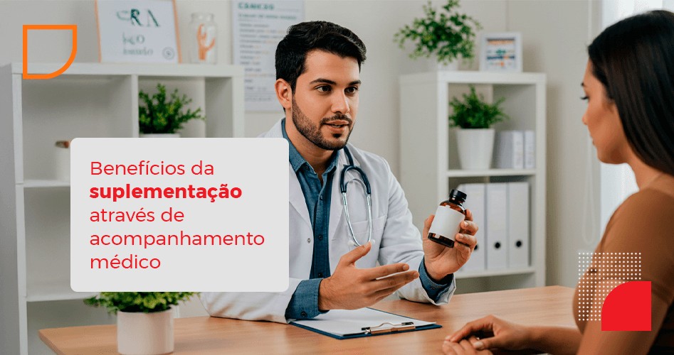 Médico falando sobre os benefícios da suplementação para paciente.
