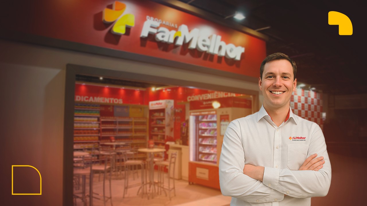 Consultor em frente a Vending Machine FarMelhor.