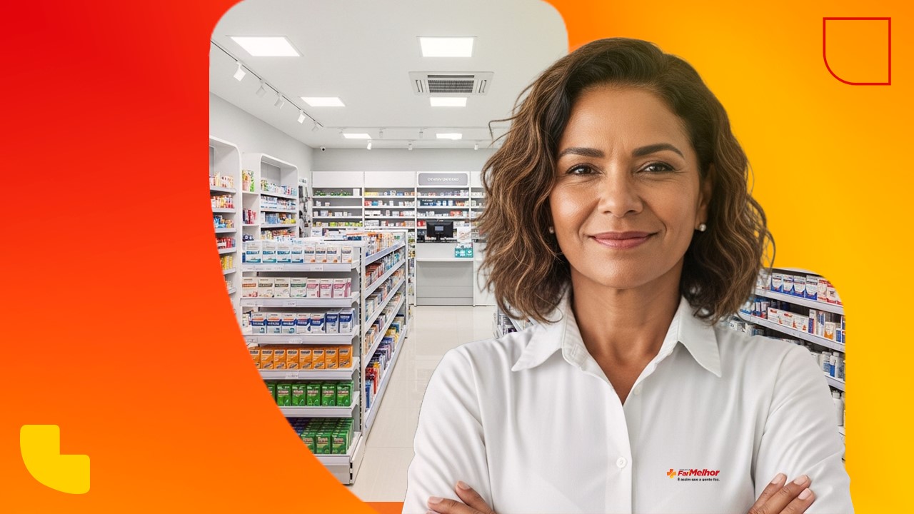 Mulher empreendedora sorridente com braços cruzados à frente de uma farmácia moderna e organizada. O fundo apresenta tons vibrantes de laranja e amarelo. A imagem ilustra como superar as empreender sozinho dificuldades ao contar com o suporte de uma franquia consolidada como a FarMelhor.