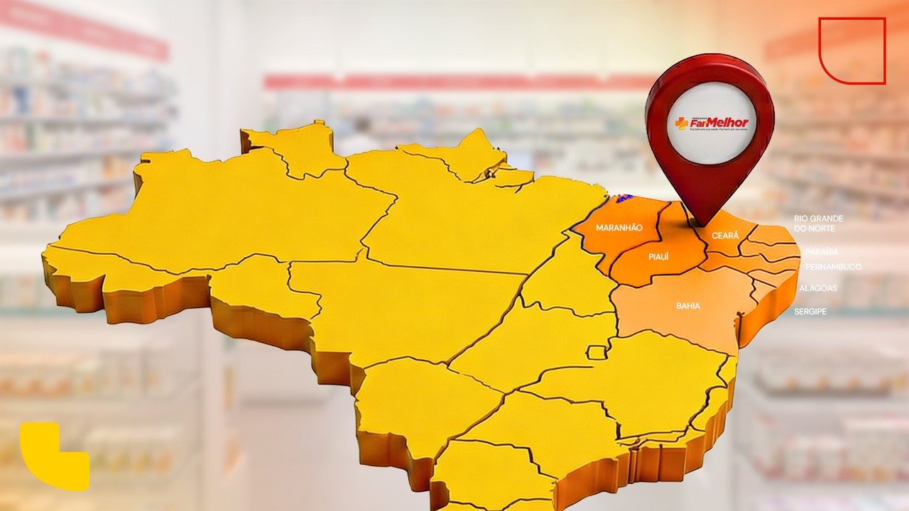 Mapa 3D do Brasil destacando a expansão da FarMelhor no Nordeste. O mapa mostra os estados da região Nordeste em tons de laranja, com um marcador de localização vermelho contendo o logotipo da FarMelhor posicionado sobre o estado do Ceará. Ao fundo, uma imagem desfocada do interior de uma farmácia moderna.