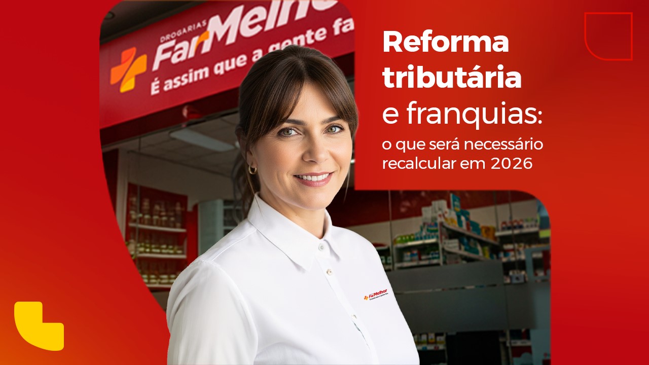Uma imagem publicitária com fundo vermelho vibrante destaca o tema "reforma tributária e franquias: o que será necessário recalcular em 2026". Em primeiro plano, uma mulher de cabelos castanhos presos e camisa social branca sorri para a foto. Ao fundo, de forma levemente desfocada, aparece a fachada e o interior de uma farmácia da rede Drogarias FarMelhor. No canto inferior esquerdo, há um elemento gráfico amarelo em formato de "L" arredondado.
